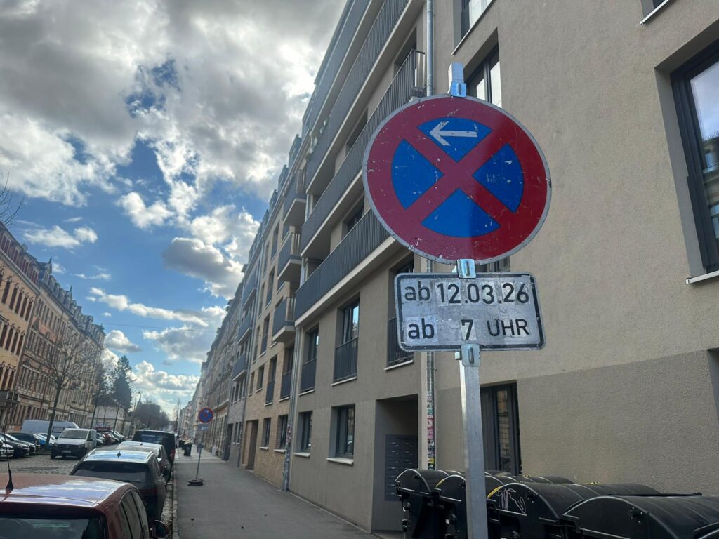 Halteverbotszone beim Umzug in Dresden mit Verkehrsschild