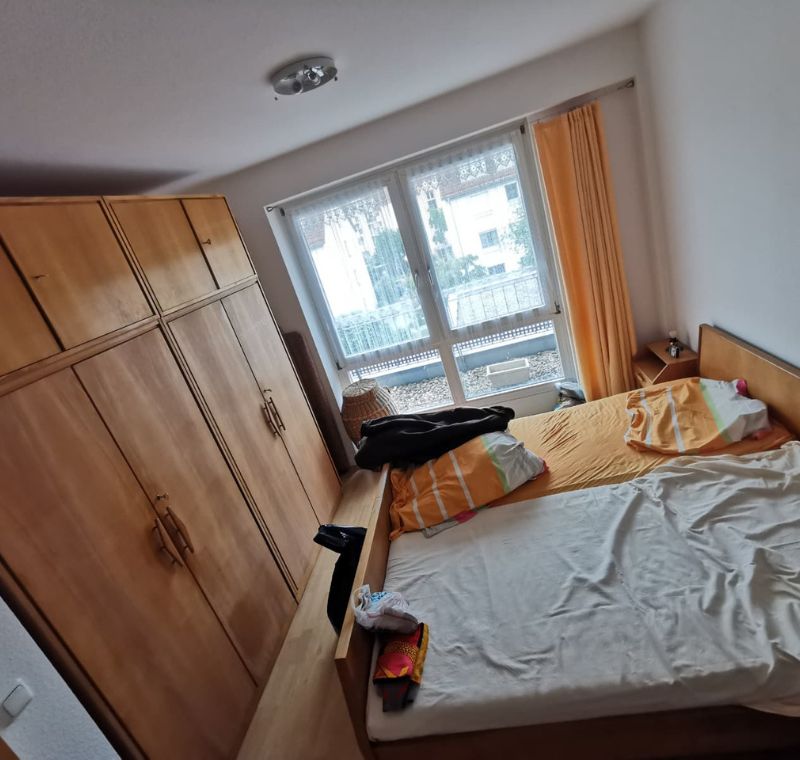 Schlafzimmer vor der Haushaltsauflösung – Bett und Schrank